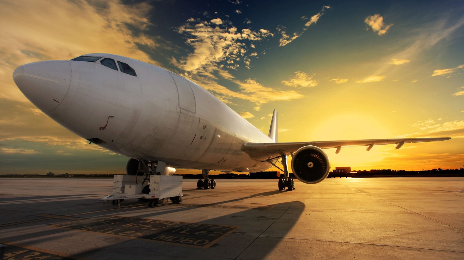 El cambio climático y el año nuevo. airplane sunset (1)